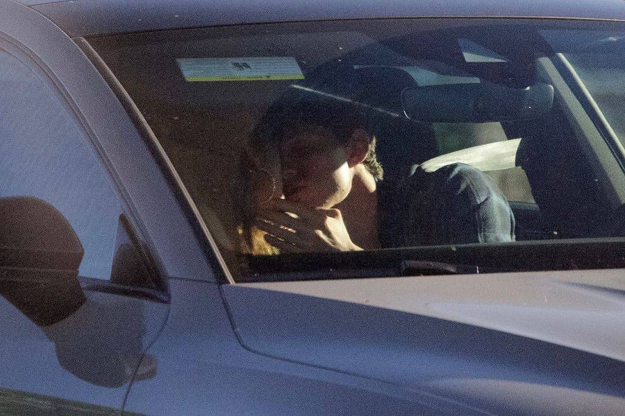 Casal em ‘Homem-Aranha’, Zendaya e Tom Holland são vistos aos beijos em carro